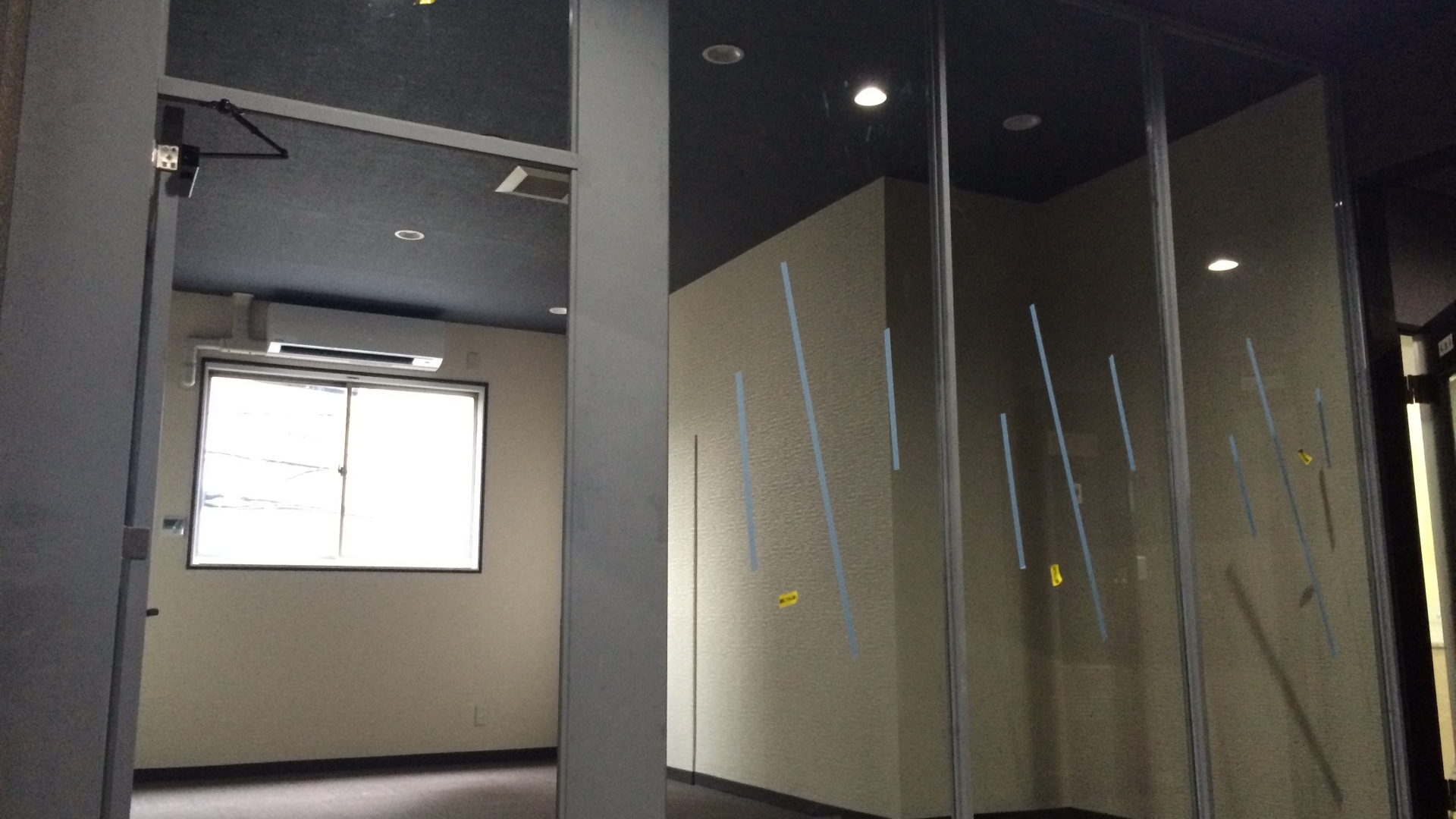 スチールで枠材と扉を製作した状況です。下地